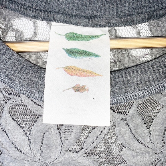 ANTHRO PAPER CRANE Floral Lacey Gray SS Top S - Picture 2 of 4